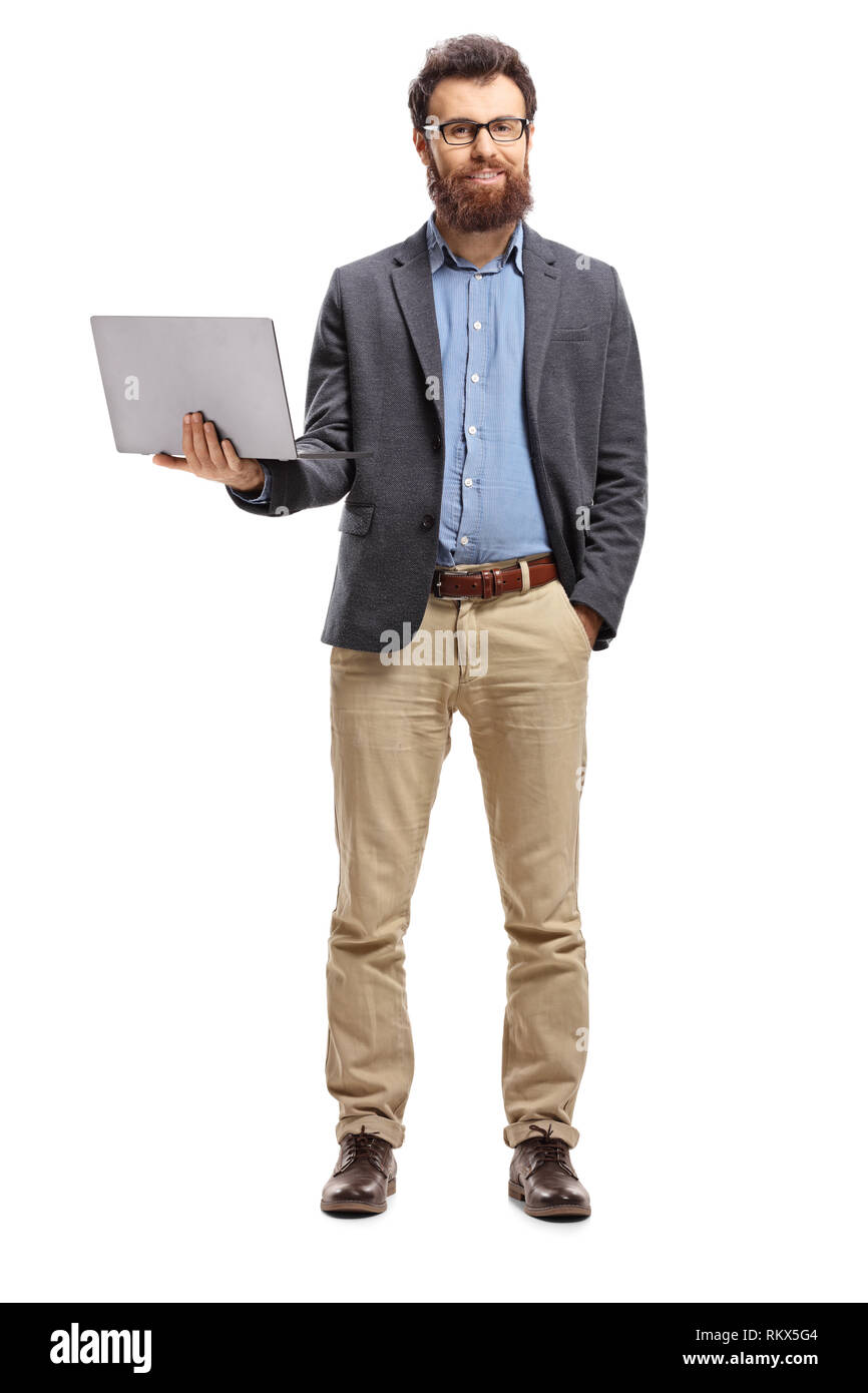 Portrait d'un homme debout avec un ordinateur portable et souriant à la caméra isolé sur fond blanc Banque D'Images