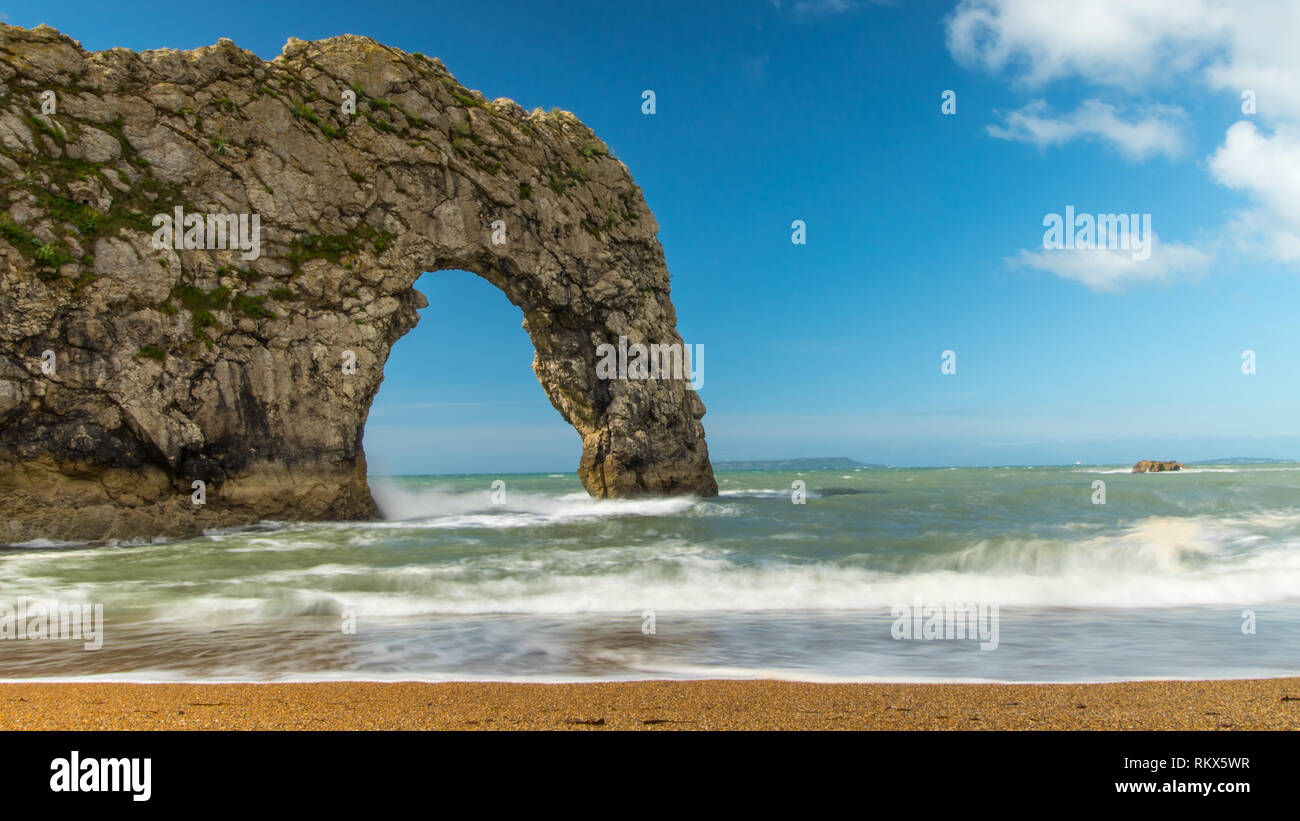 Durdle door rocher naturel formé sur la côte jurassique, Dorset, UK Banque D'Images