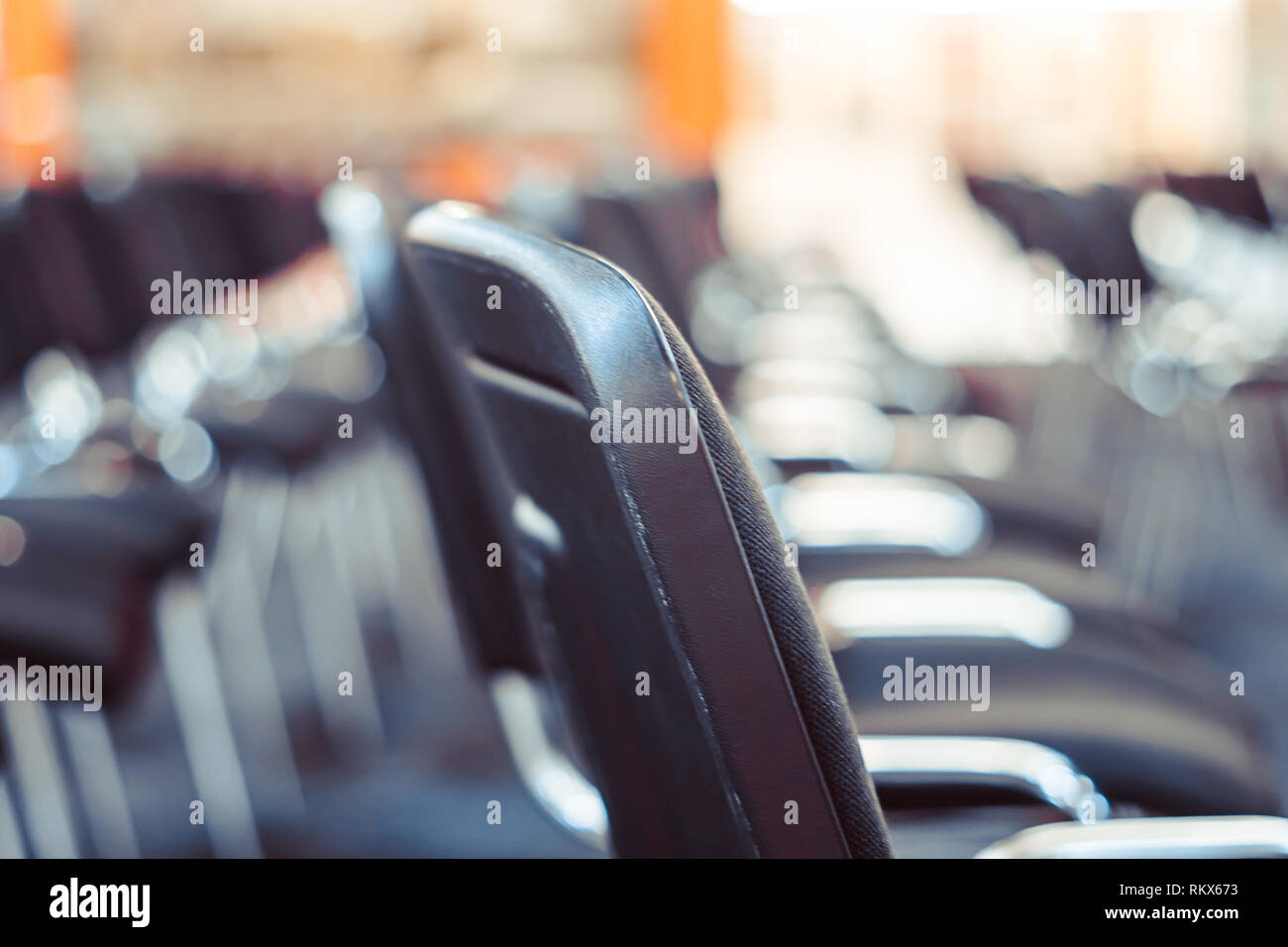 Rangée de chaises dans la salle. Banque D'Images
