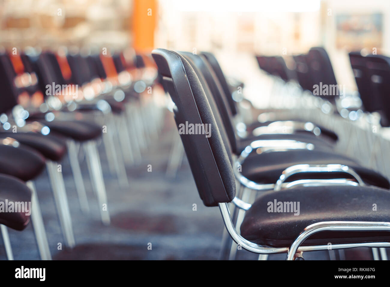 Rangée de chaises dans la salle. Banque D'Images