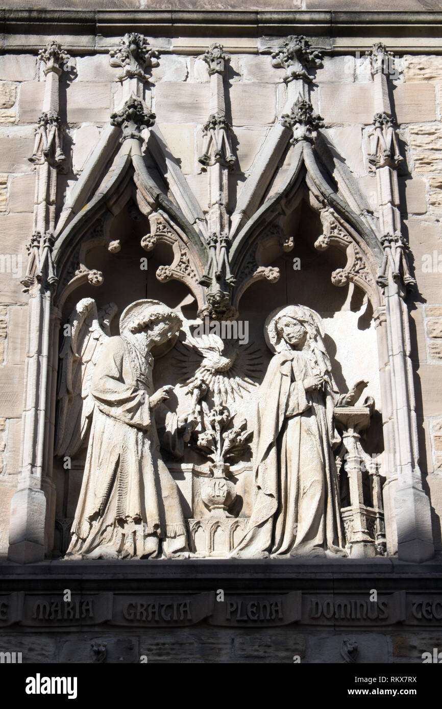 La sculpture sur pierre d'une scène de la bible sur l'église cathédrale de St Marie Sheffield, England UK Banque D'Images