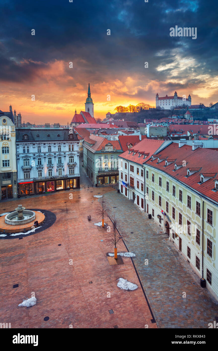 Bratislava. Aerial cityscape libre du centre historique de Bratislava, capitale de la Slovaquie pendant le coucher du soleil. Banque D'Images