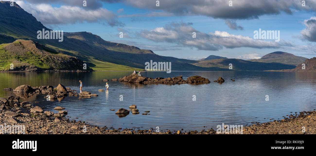 De jeunes filles, jouant dans l'ouest de l'Islande, la rivière Hitara Banque D'Images