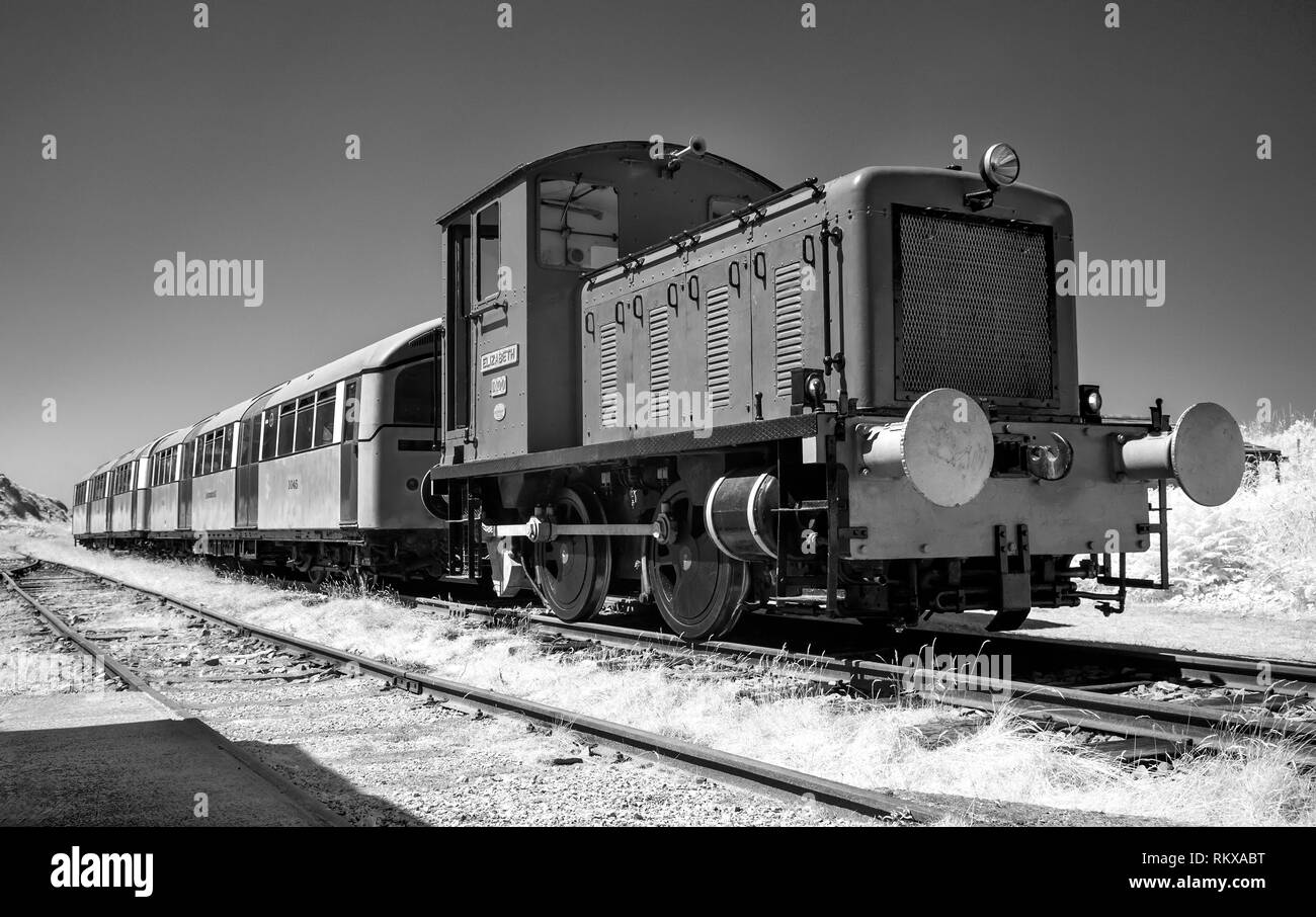Une image infrarouge de l'Alderney Railway Society's moteur Diesel 'Elizabeth' tirant 3 voitures de la ligne du Nord. Banque D'Images