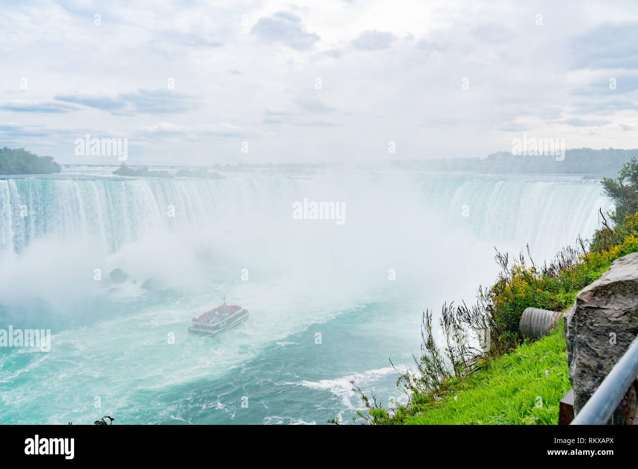 Close up de la belle chute en fer à cheval avec à proximité des navires au Canada Banque D'Images