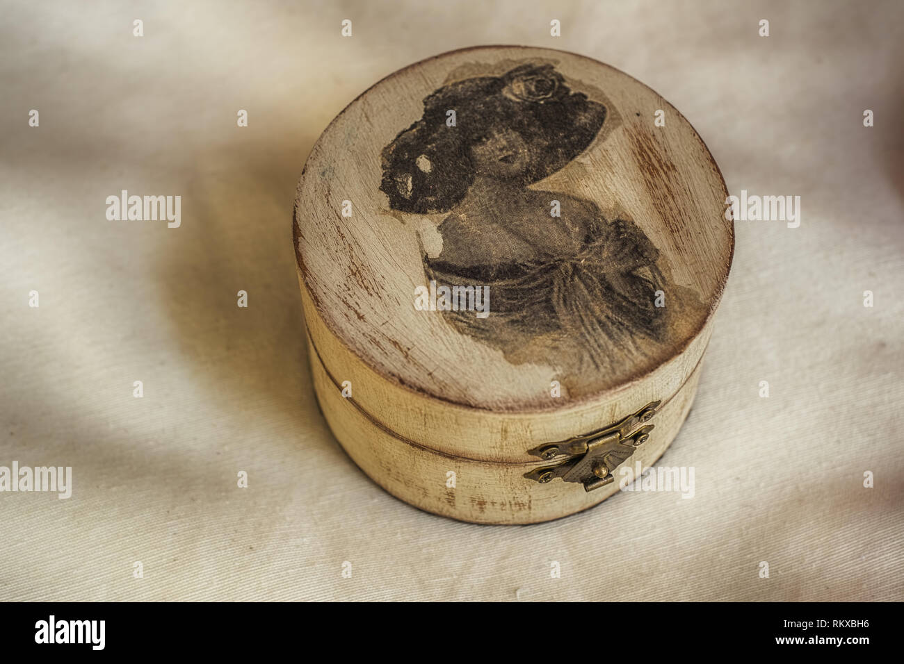 Boîte à bijoux en bois sur un vieux drap blanc, fermer Banque D'Images