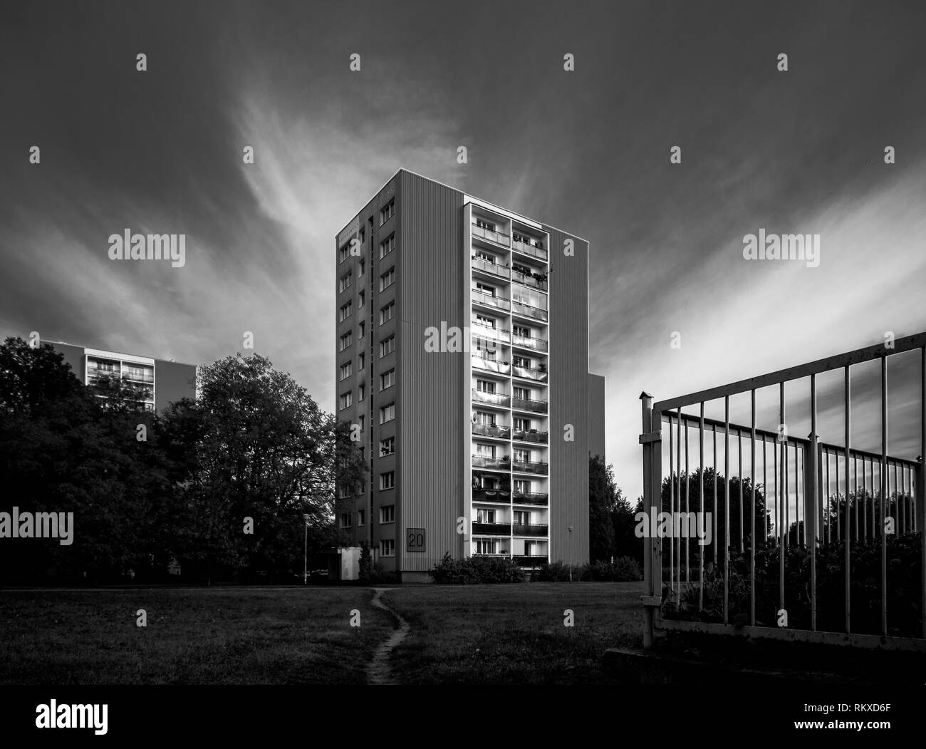 L'un d'immeuble d'appartements à Piątkowo district de Poznan , Pologne . Il a été construit dans les années 80 . Banque D'Images