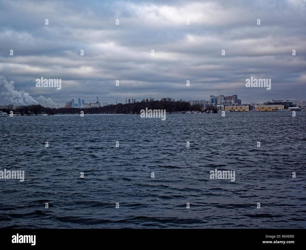 Rivière novembre sur un jour nuageux, Moscou Banque D'Images