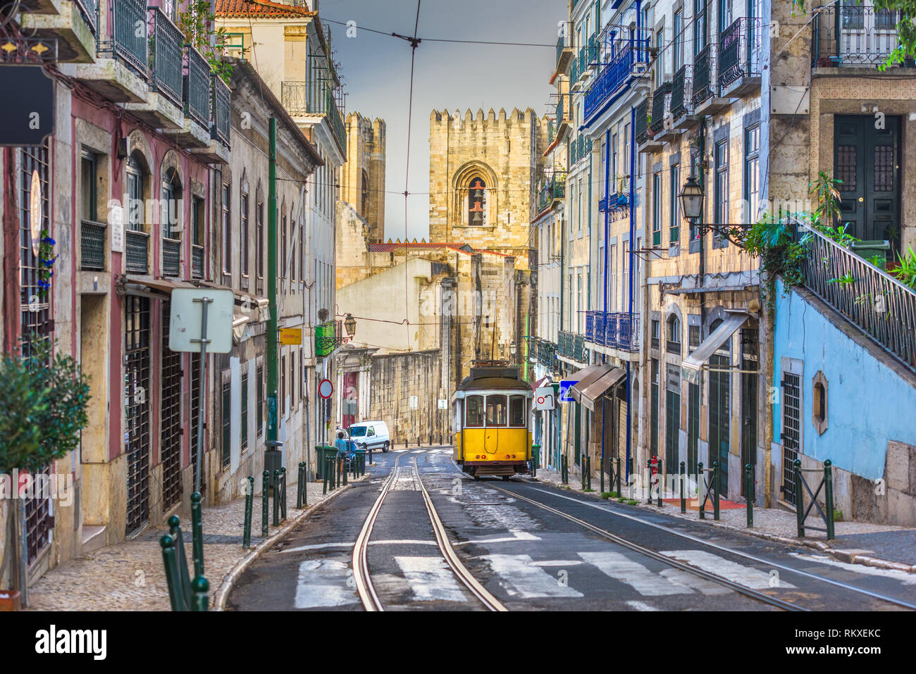 Lisbonne, Porgugal cityscape et tram à proximité de la Cathédrale de Lisbonne. Banque D'Images