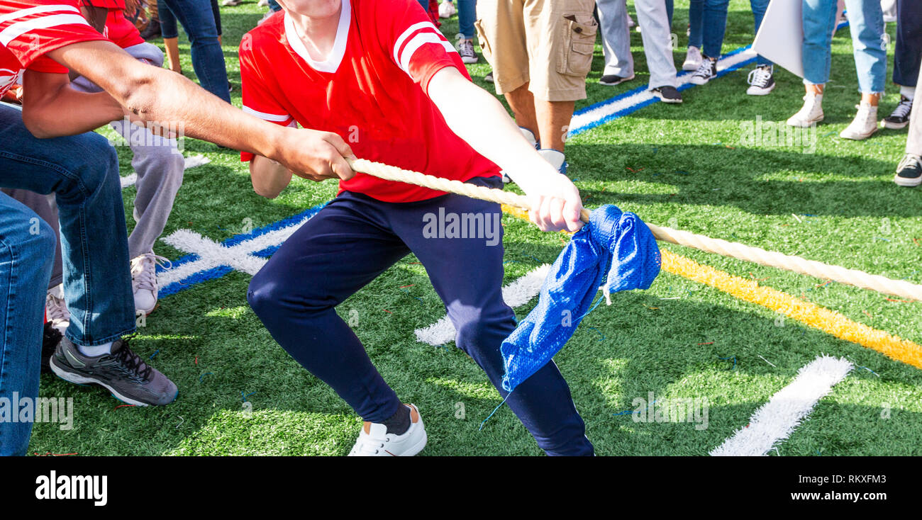Un remorqueur de la guerre compétition se tient sur un terrain de gazon vert avec les spectateurs à regarder. Banque D'Images
