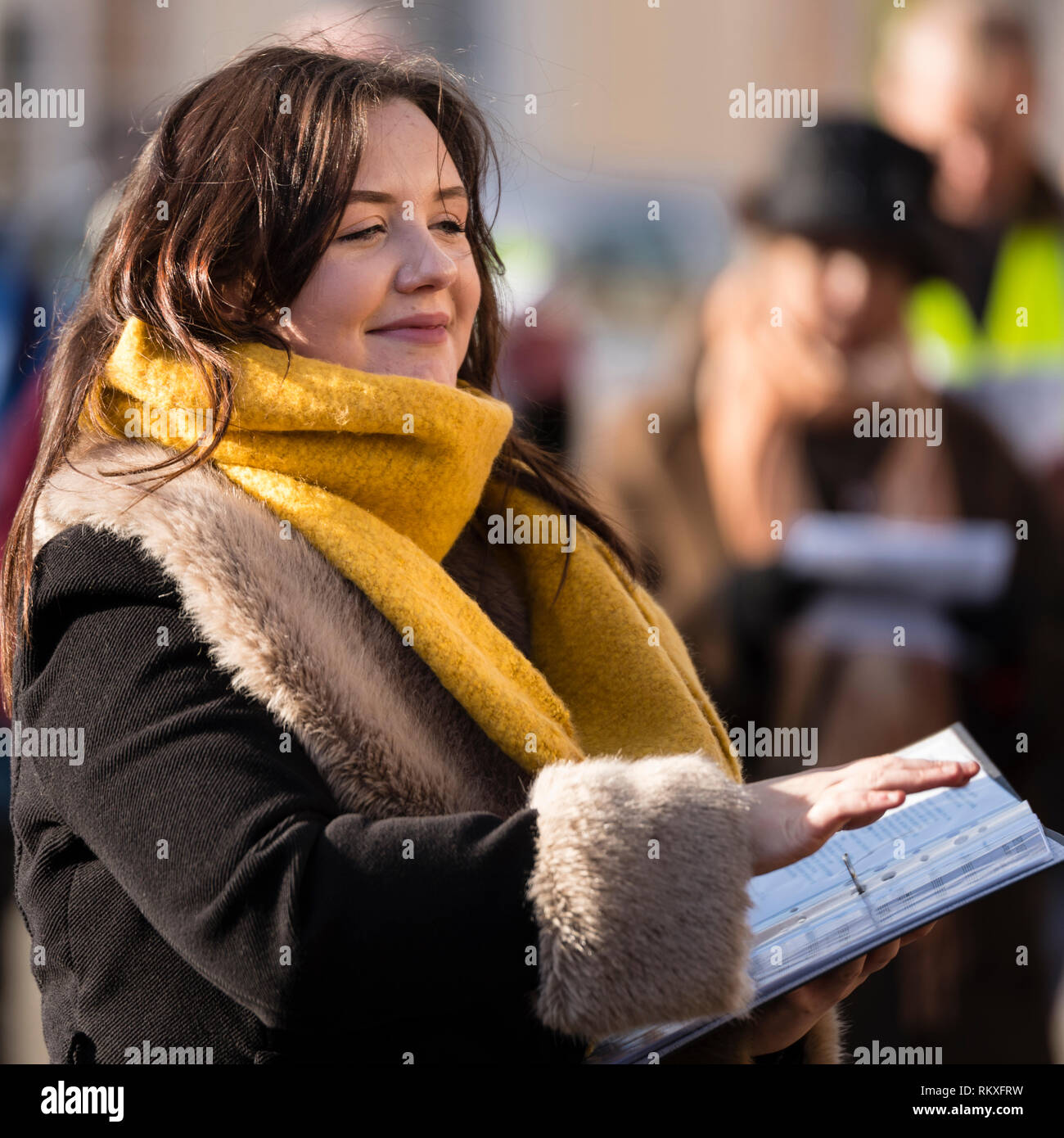 Jolie jeune femme maître de la conduite de l'Wellesbourne Chorale communautaire à la Joseph Arch centenaire journée dehors. Banque D'Images