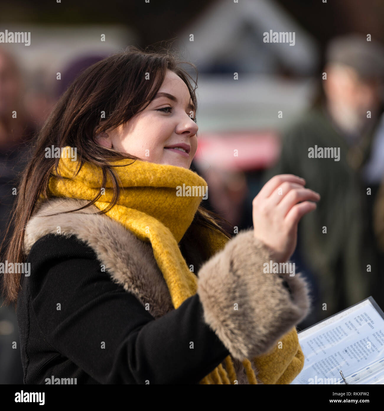 Jolie jeune femme maître de la conduite de l'Wellesbourne Chorale communautaire à la Joseph Arch centenaire journée dehors. Banque D'Images