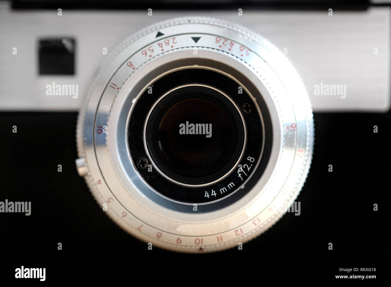 Ancien appareil photo avec un objectif manuel Équipement de photographie pour capturer des images Banque D'Images