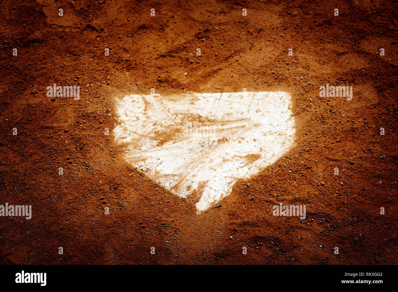 Accueil Baseball homeplate plaque dans brown dirt pour sports american temps passé Banque D'Images