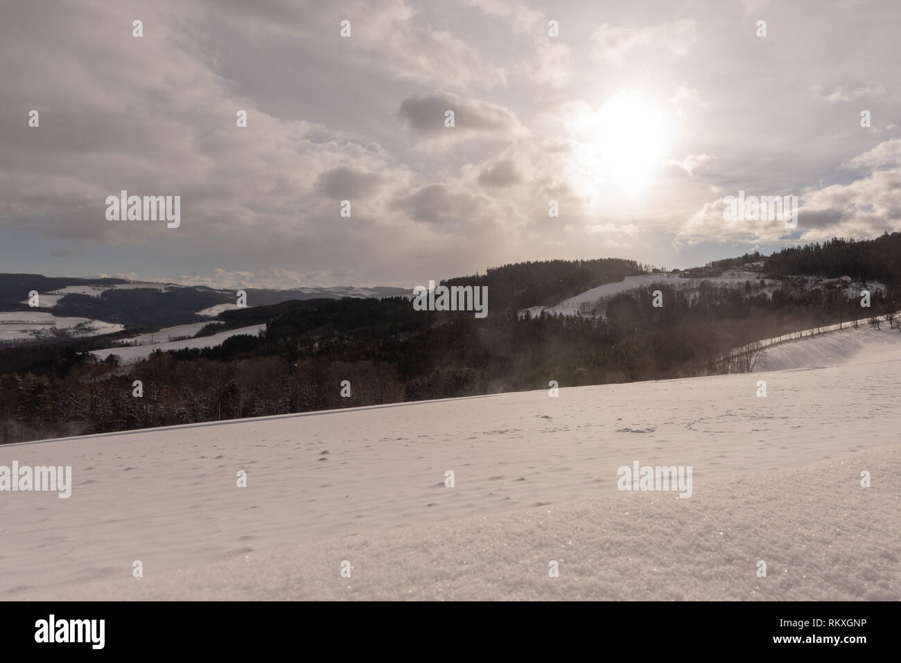 Snowy Rural Couleur Paysage D Hiver Libre De Droit D Un Cadre Idyllique A La Campagne Avec Des Terres Agricoles Des Nuages Et Soleil Neige Lumiere D Un Ciel Nuageux Ensoleille Photo Stock Alamy