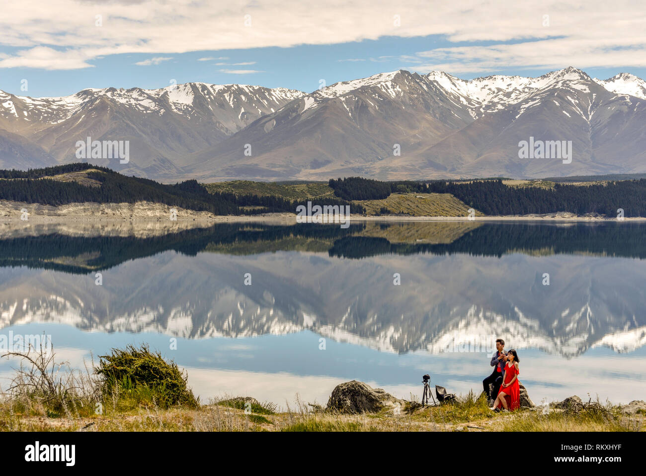 Les touristes chinois au Lac Pukaki, Nouvelle-Zélande. Couple de Guangzhou, Chine, en tenant un selfies Banque D'Images