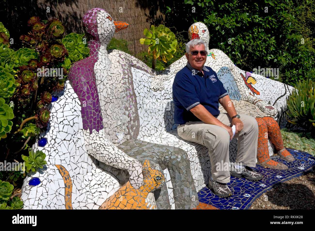Banc de mosaïque ; figures ; CHAT ; art, l'homme assis ; jardin ; les géants de la scène House, New Caledonia ; Nouvelle-Zélande ; horizontal ; M. Banque D'Images
