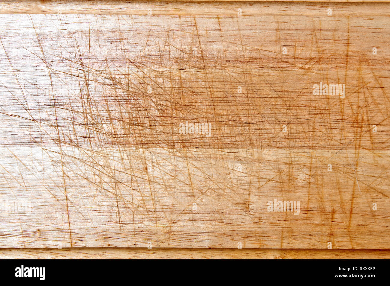 Texture fine et rayée de la viande en bois plank, vue du dessus avec lumière naturelle Banque D'Images