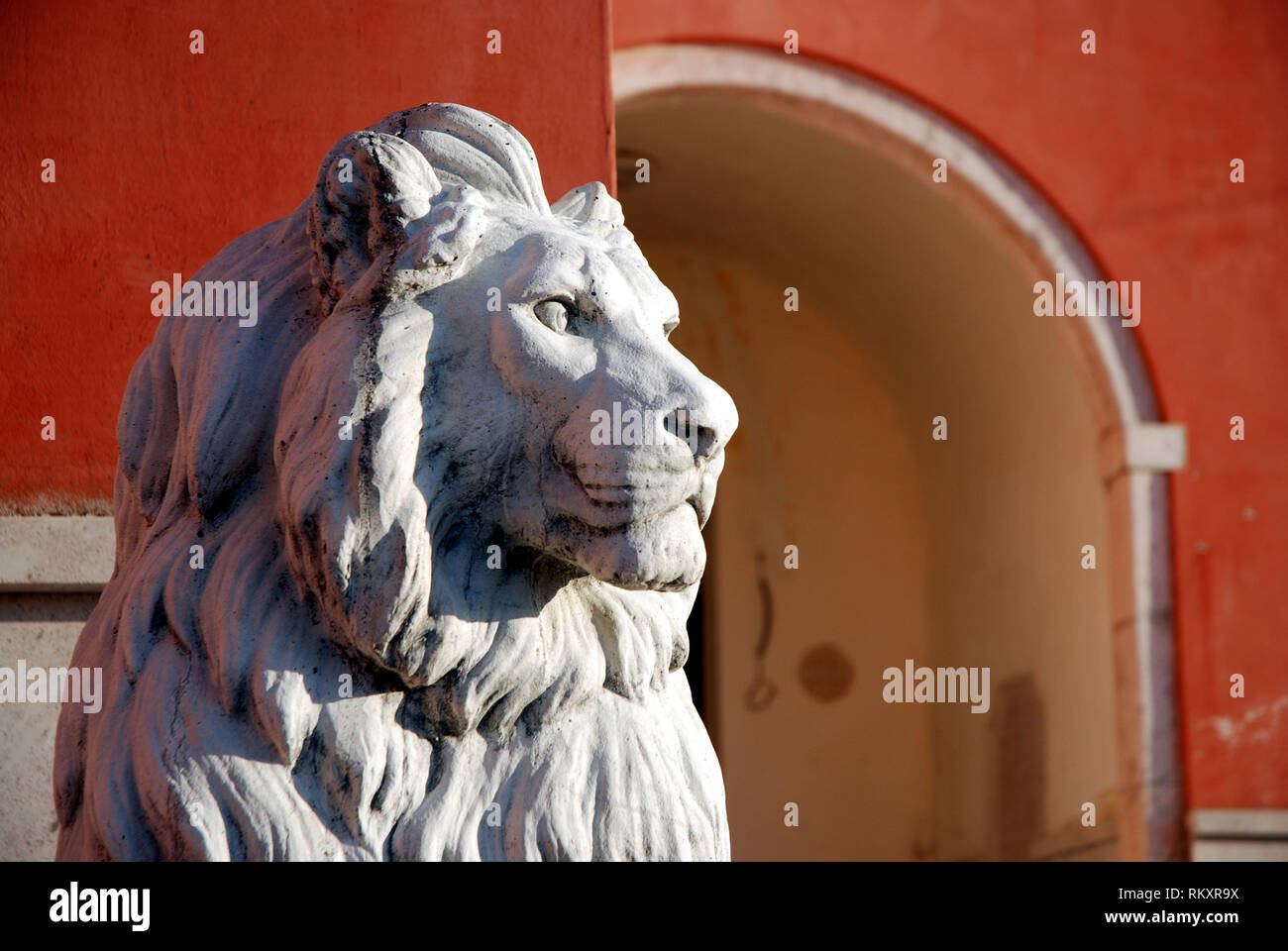 Statue d'un fier lion placé à l'entrée d'un bâtiment Banque D'Images