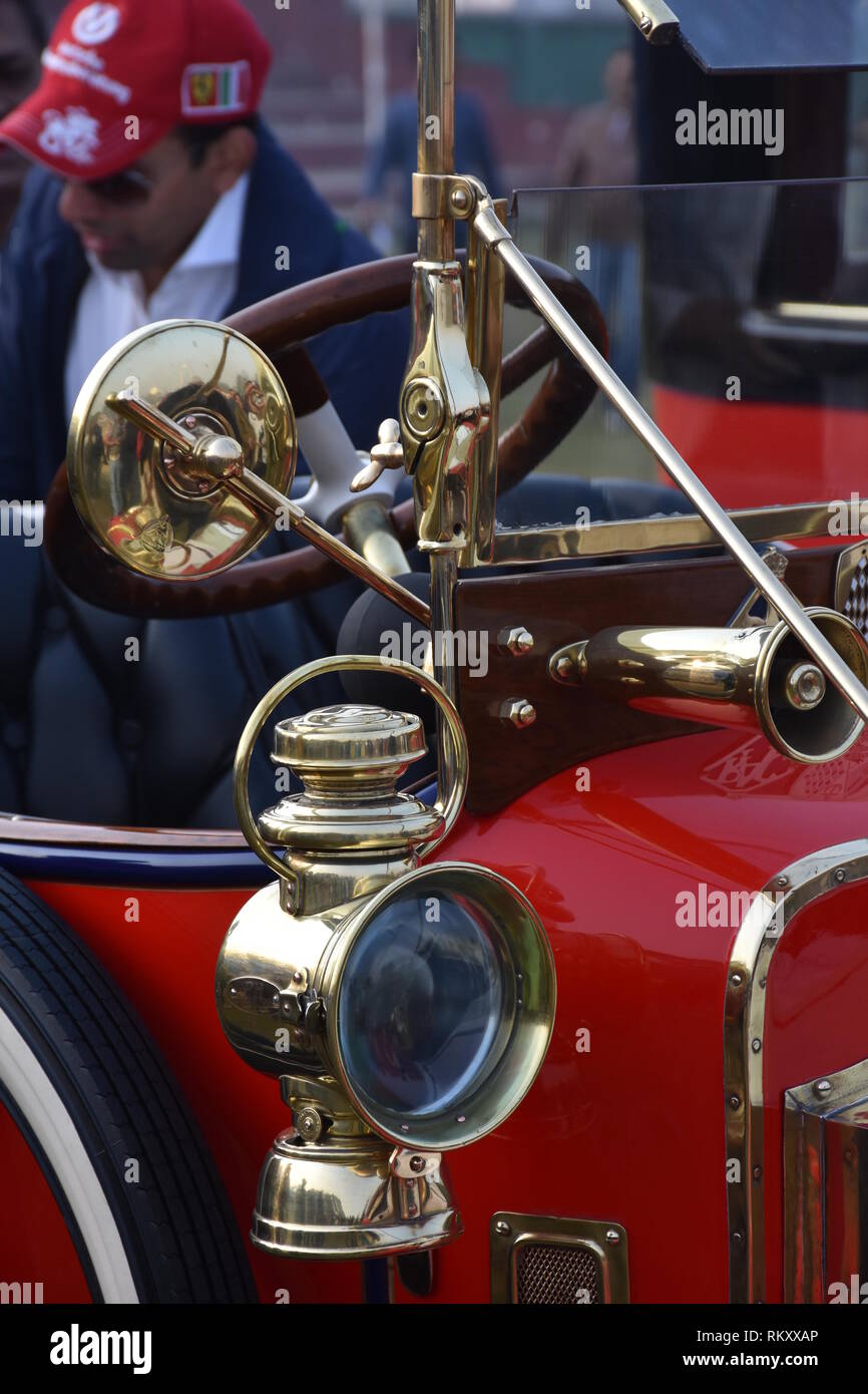 Rétroviseur, projecteur et corne de 1906 voiture Renault Freres avec hp 8 et  2 cylindres, de l'Inde Photo Stock - Alamy