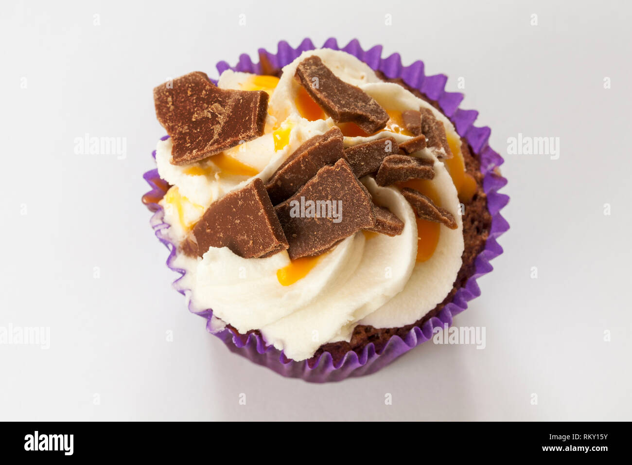 Cadbury Crème Cupcake oeuf isolé sur fond blanc Banque D'Images