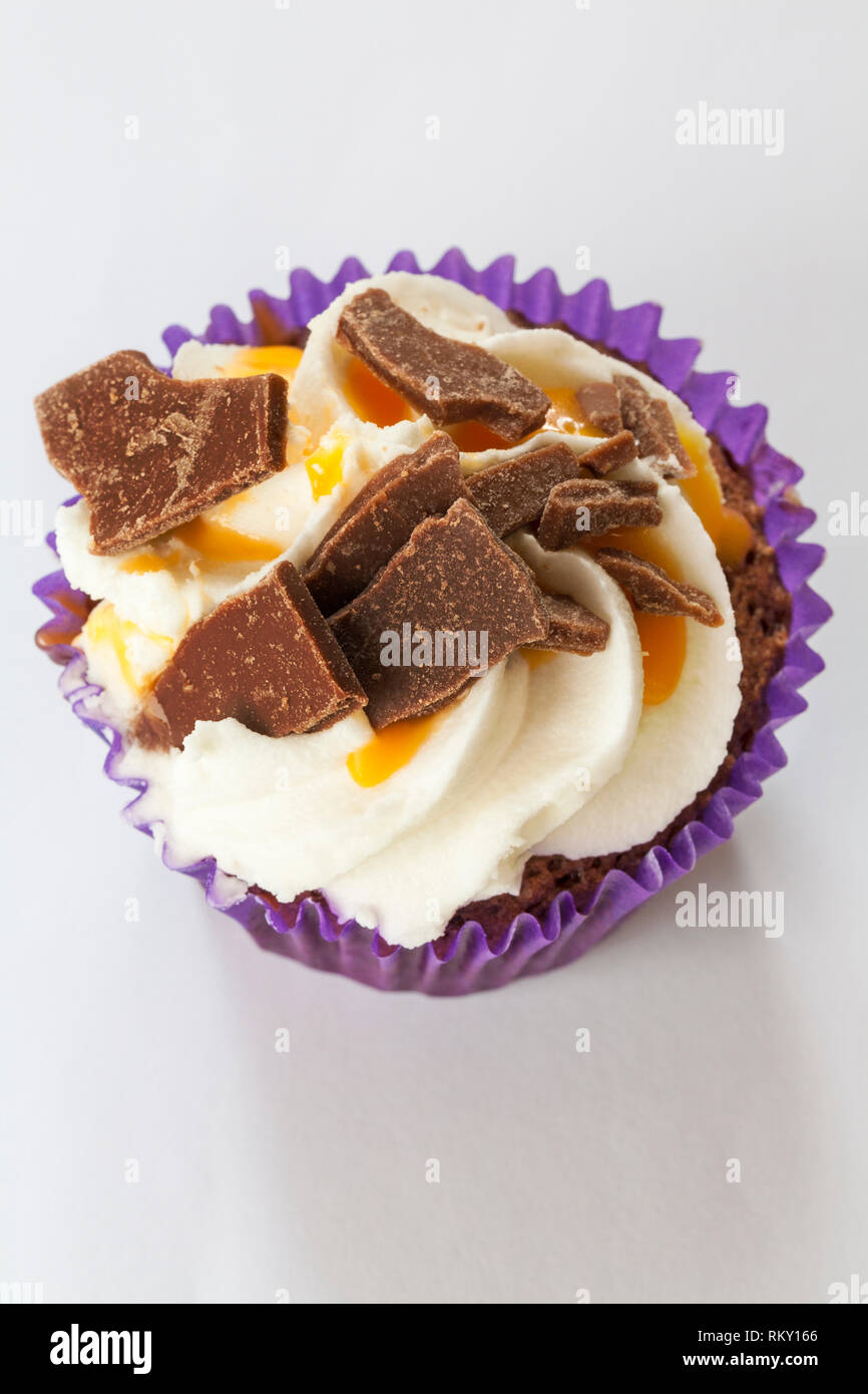 Cadbury Crème Cupcake oeuf isolé sur fond blanc Banque D'Images