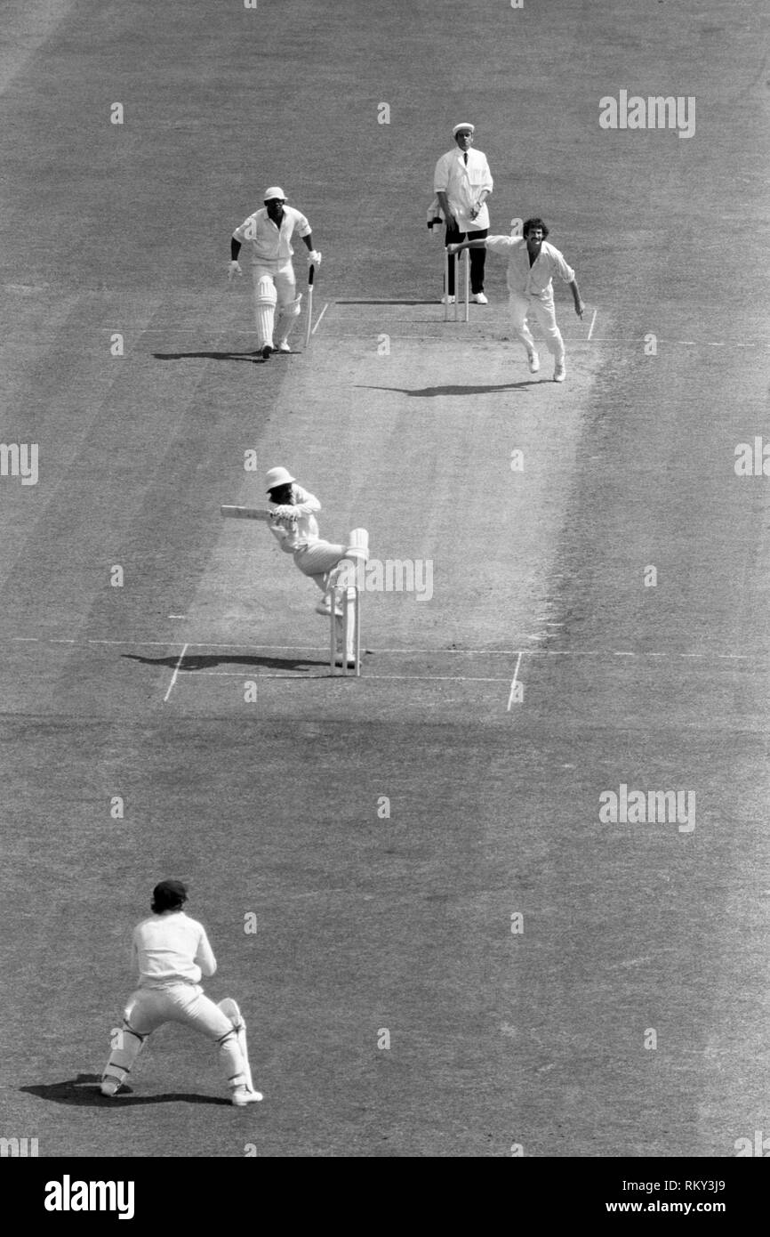 Roy Fredericks (West Indies) accroché la balle sur le bowling de Dennis Lillee (Australie) pour six. Cependant, dans le processus, il a foulé sur ses guichets et a été, au cours de la Prudential-parrainé finale de la Coupe du monde, à l'Éternel. Banque D'Images