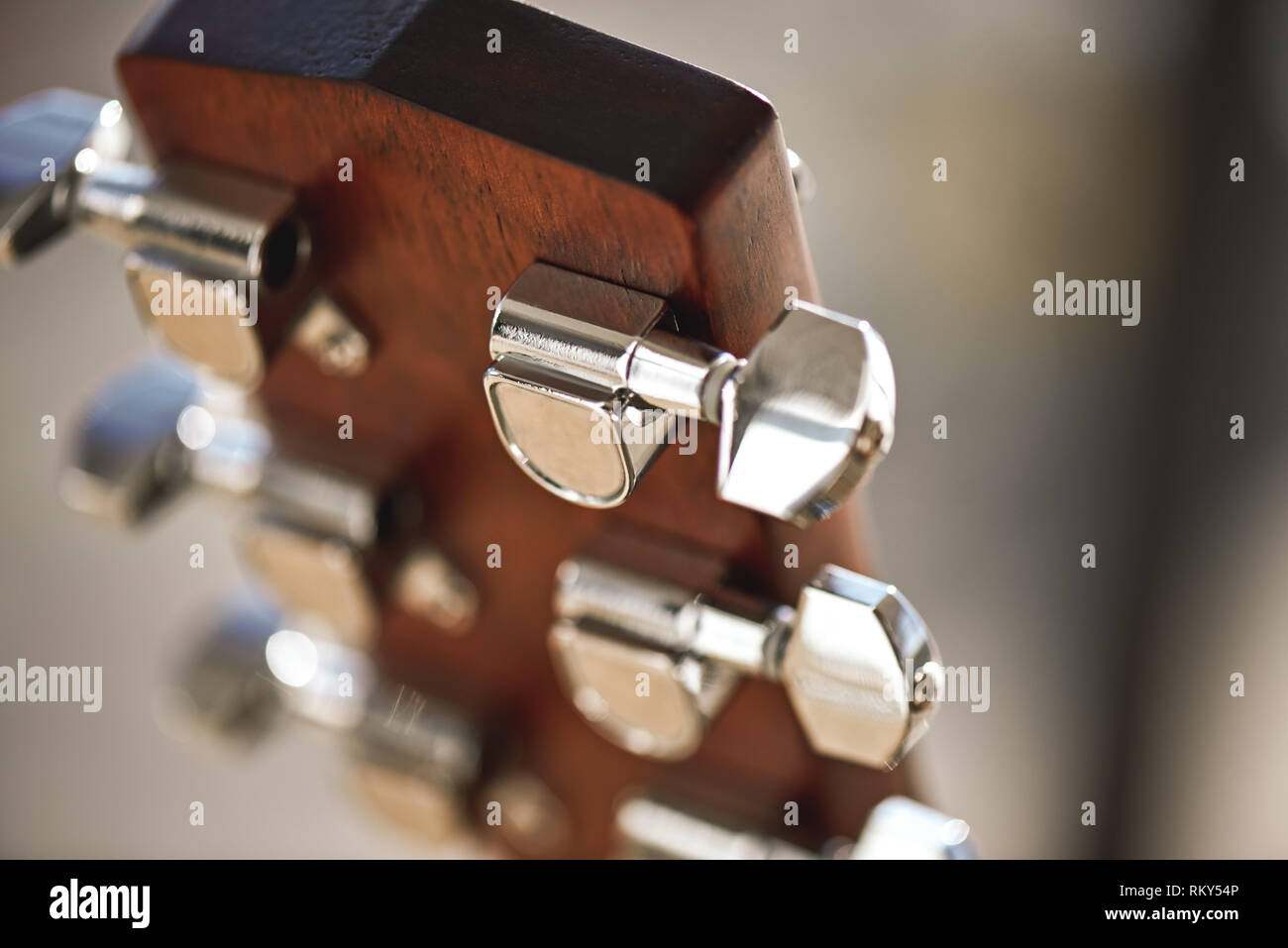 Mécanisme de la guitare. Guitare poupée avec accent sur les mécanisme de chaîne : piquets, cordes, vautour. Instruments de musique. Music concept. Banque D'Images