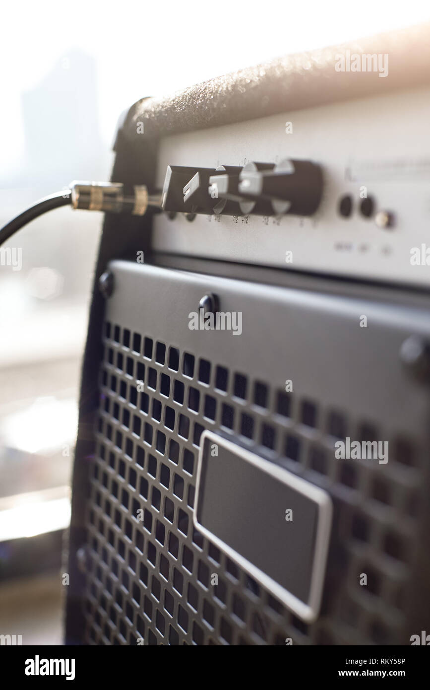 Le choix d'amplificateur de guitare. Vue verticale de l'amplificateur de guitare avec câble audio jack. Instruments de musique. Des équipements de musique Banque D'Images