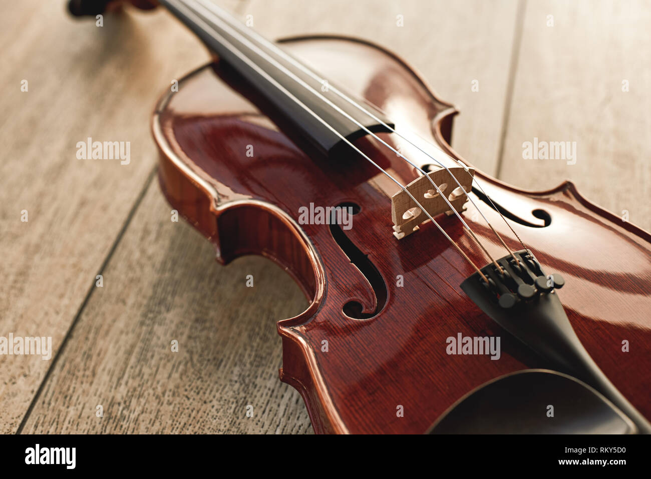 Vue rapprochée de beau violon classique couché sur fond de bois. Instruments de musique. Des appareils de musique. Arrière-plan de la musique Banque D'Images