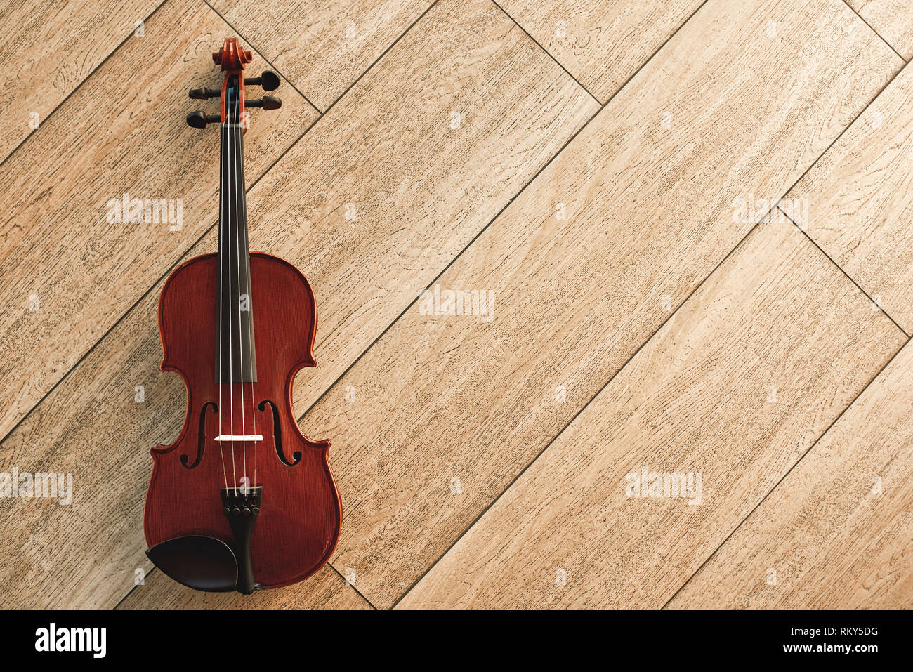 Violon Sur Un Support En Bois Sur Un Brun Image stock - Image du placez,  classique: 112247167