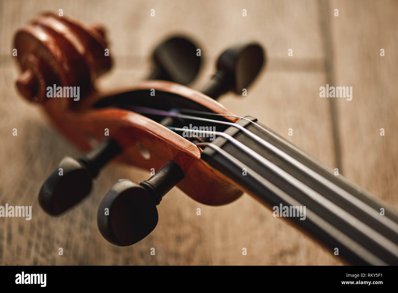 Construction de violon. Vue supérieure du violon cou allongé sur fond de bois. Instruments de musique. Des appareils de musique. Arrière-plan de la musique Banque D'Images