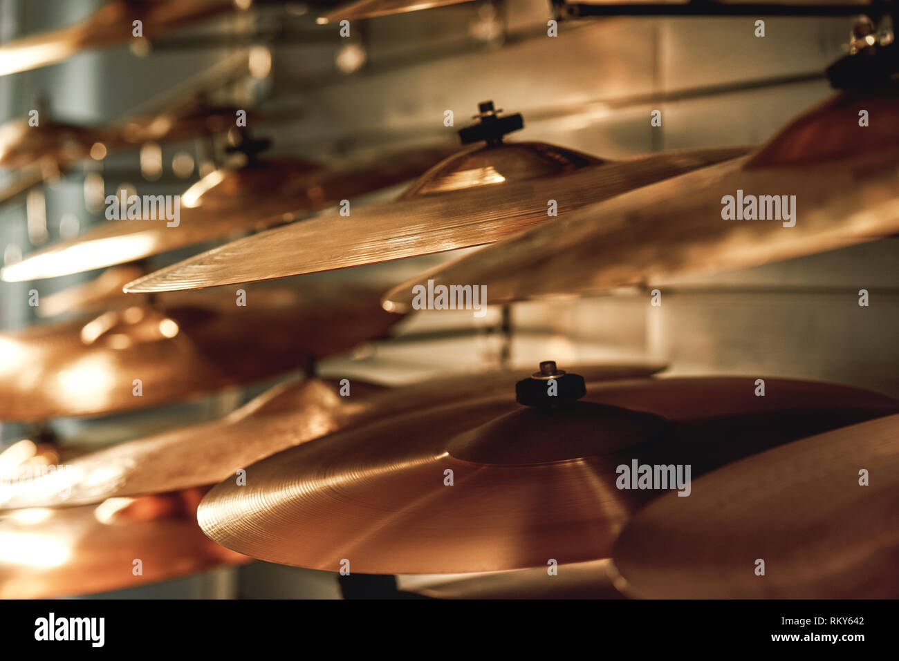 Le choix d'un ensemble de batterie. Vue rapprochée de plusieurs cymbales tambour d'or dans un magasin de musique. Music concept. Instrument de musique Banque D'Images