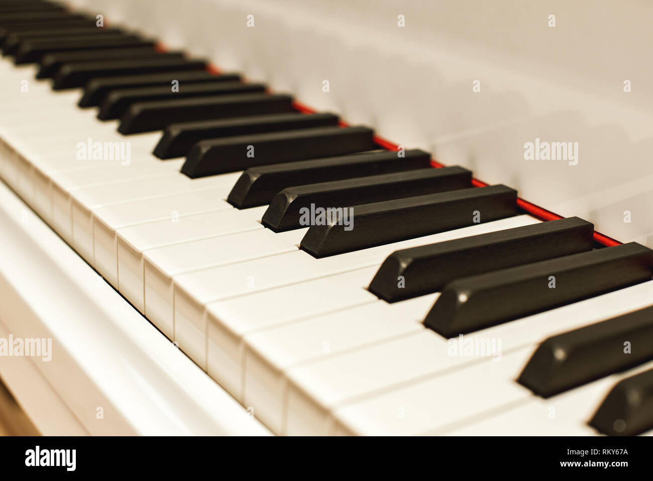 Voyage musical. Vue latérale du clavier du piano avec les touches blanches  et noires. Concept : Les instruments de musique Photo Stock - Alamy
