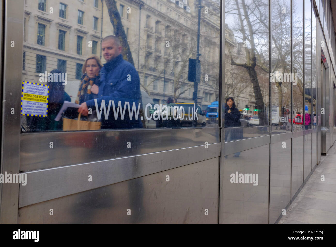 Londres, Royaume-Uni. 23 févr., 2019. Les gens passent devant les bureaux de l'autorité de l'Aviation civile (CAA), qui régit l'aviation civile dans le Royaume-Uni, en février 2 Banque D'Images