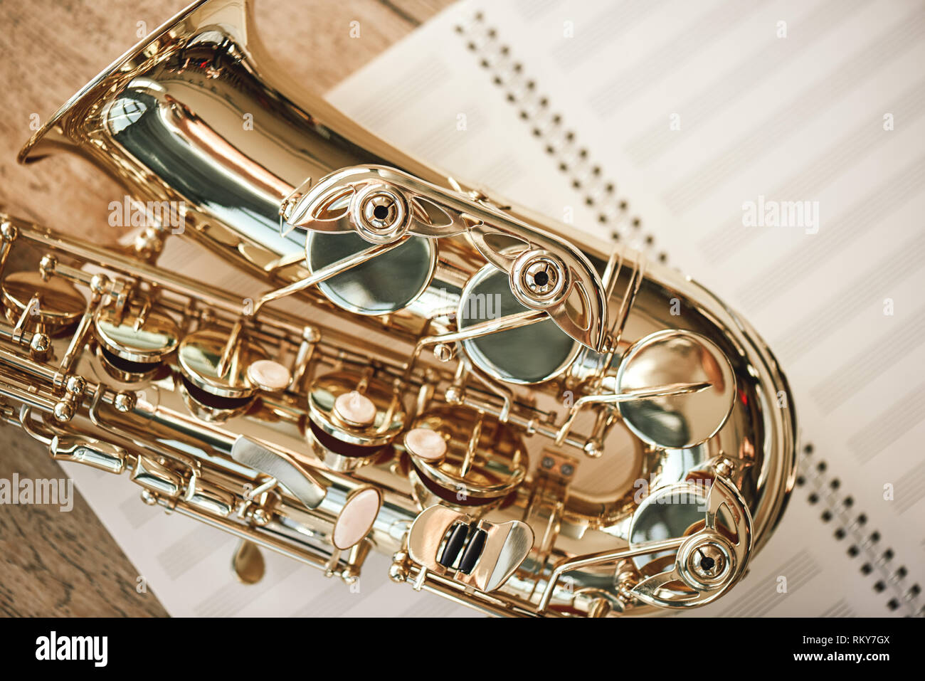 La joie de sax. Vue de dessus du saxophone belle couchée sur feuilles pour les notes de musique sur un plancher en bois. Instruments de musique. Des appareils de musique. Banque D'Images