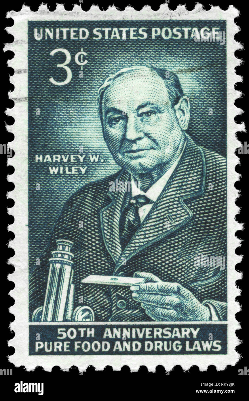 USA - VERS 1956 : timbre imprimé aux États-Unis présente le portrait d'un Harvey W. Wiley (1844-1930), consacrée à l'état pur 50e anniversaire des lois sur les aliments et drogues, cir Banque D'Images