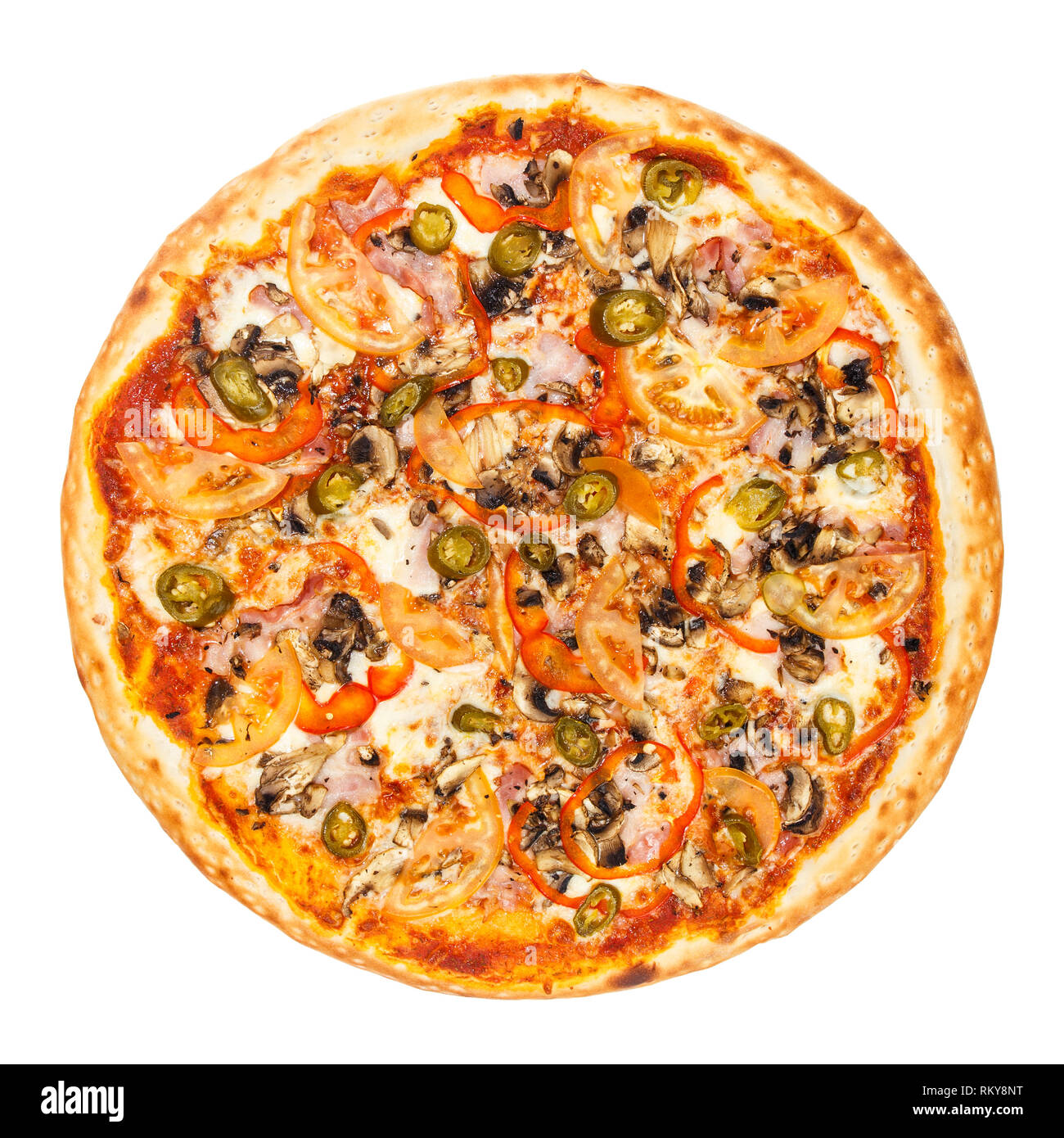 Délicieuse pizza mexicain classique avec bacon, champignons, poivrons, oignons, tomates, fromage et Jalapenos isolé sur fond blanc Banque D'Images