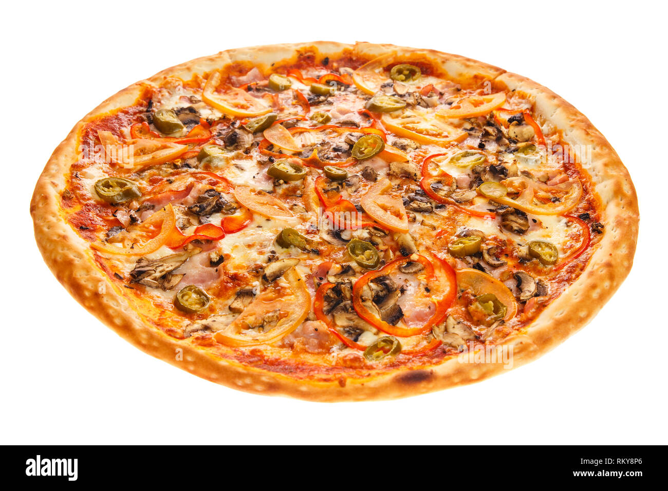 Délicieuse pizza mexicain classique avec bacon, champignons, poivrons, oignons, tomates, fromage et Jalapenos isolé sur fond blanc Banque D'Images