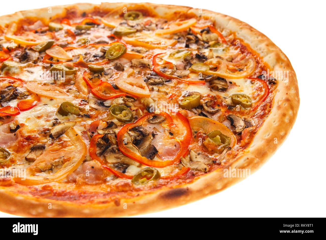 Partie de délicieuses pizza mexicain classique avec bacon, champignons, poivrons, oignons, tomates, fromage et Jalapenos isolé sur fond blanc Banque D'Images