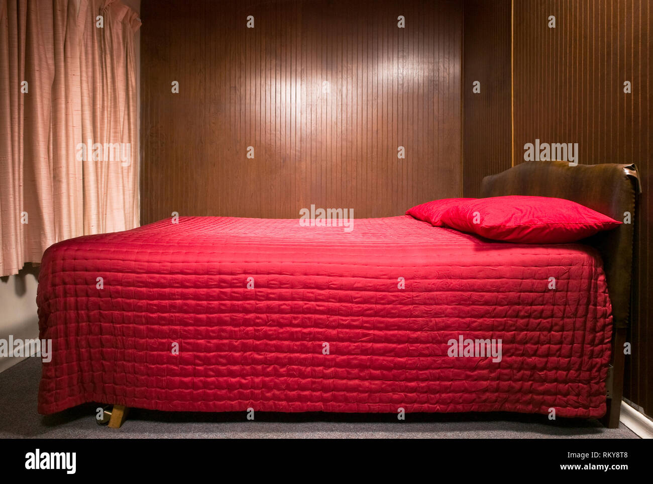 Lit dans une chambre Banque D'Images