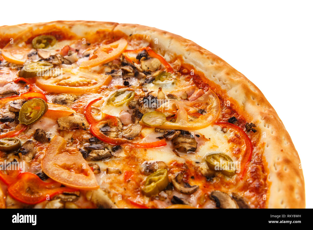 Partie de délicieuses pizza mexicain classique avec bacon, champignons, poivrons, oignons, tomates, fromage et Jalapenos isolé sur fond blanc Banque D'Images