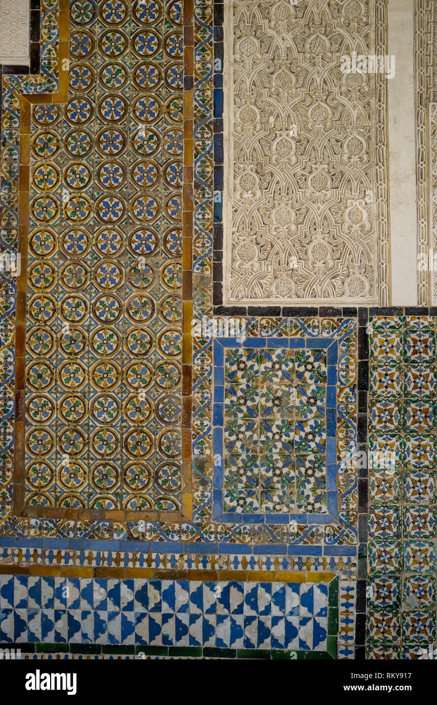 Une vue de l'intérieur mudéjar colorés et mur en pierre et de l'Alcazar de fretwork, Séville, Espagne Banque D'Images