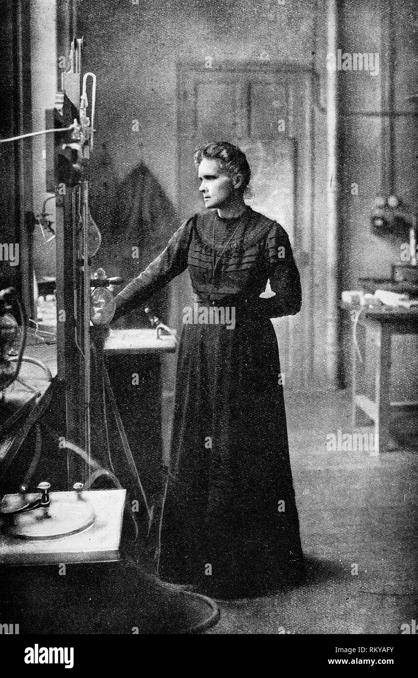 Portrait de Marie Curie dans son laboratoire, c.1920s, pleine longueur Banque D'Images