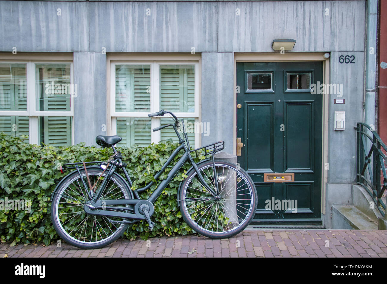 Vélo vert en face d'un appartement. Banque D'Images