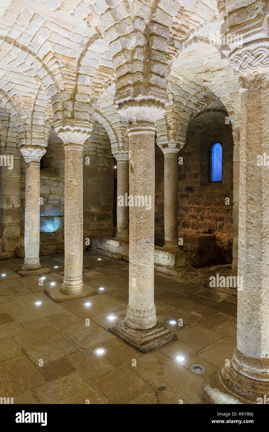 Crypte dans une vieille église Banque D'Images