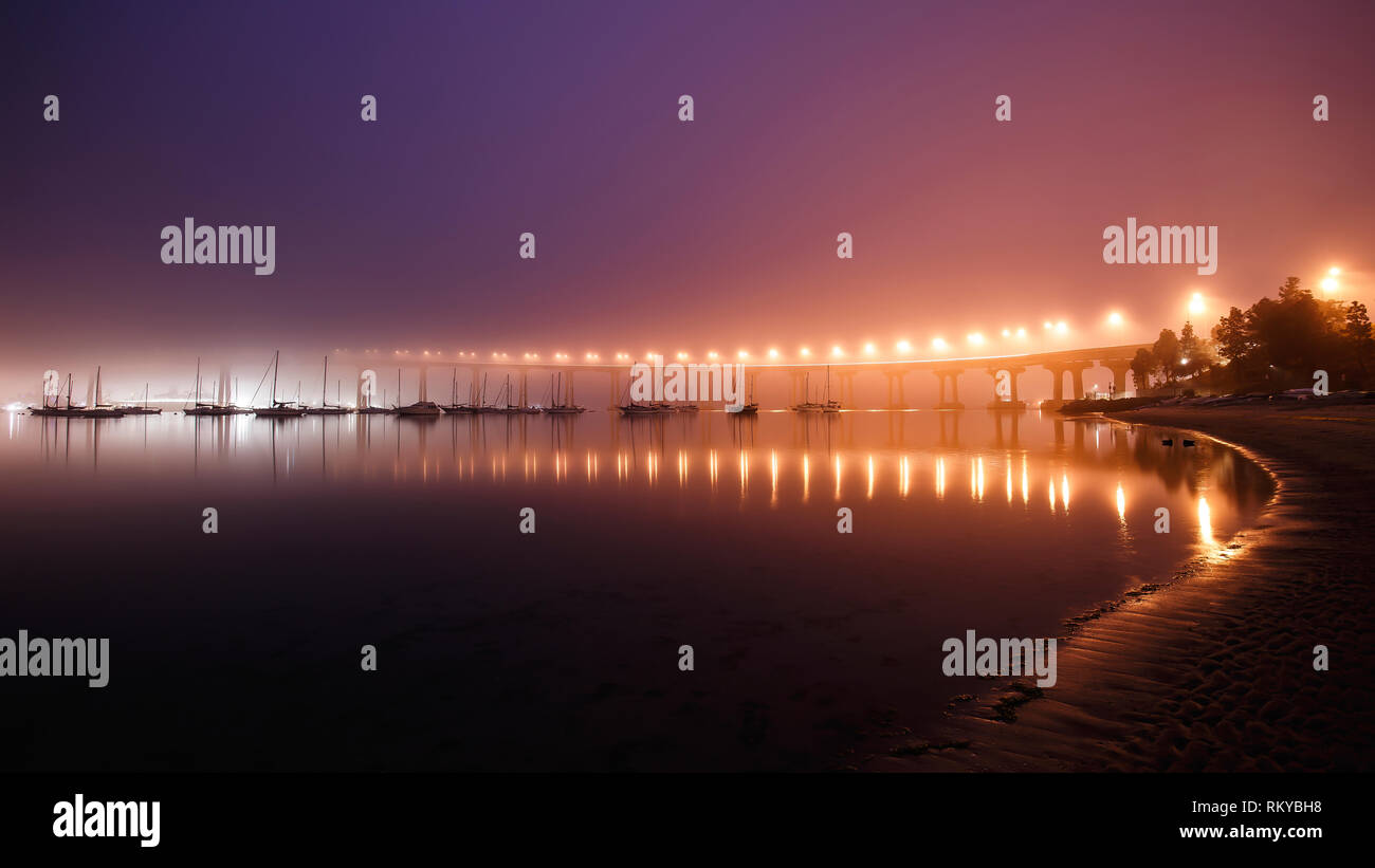 Matin brumeux juste avant l'aube sous le à San Diego Coronado bridge avec voiliers. Banque D'Images