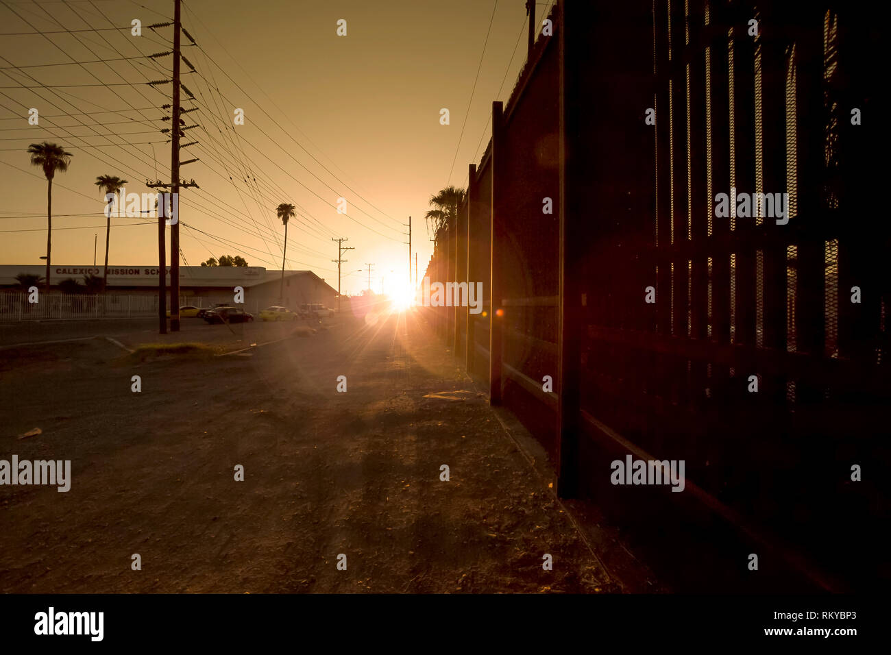 Lever du soleil le long de la frontière séparant les États-Unis et le Mexique. Banque D'Images