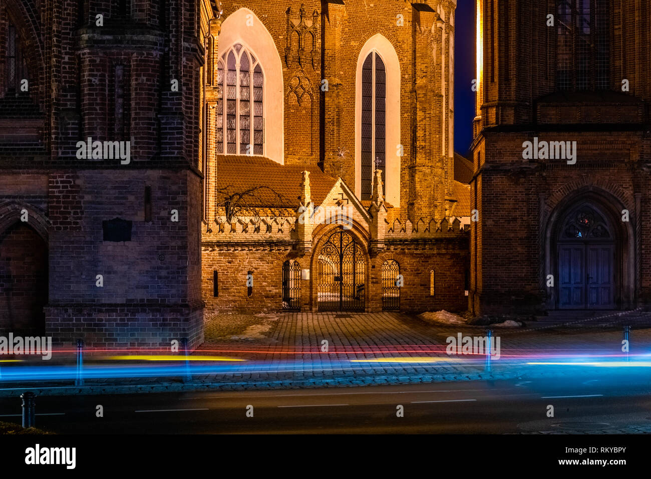 Église de Saint François et de Saint Bernard (Bernardine Church) avec porte d'entrée et la tour du clocher, sur la gauche - l'église Sainte-Anne. Au soir d'hiver, dans Viln Banque D'Images