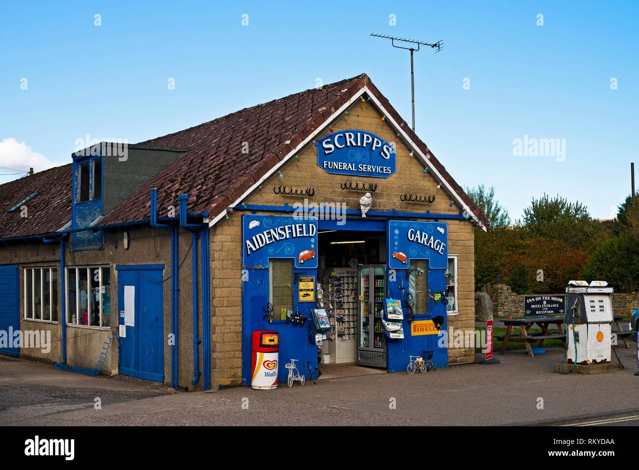 Garage Aidensfield Scripps et services funéraires utilisés dans le tournage de la série ITV Heartbeat. Banque D'Images